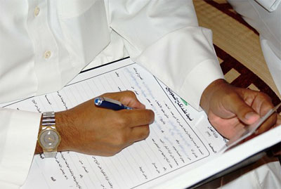 مأذون يوثّق شروط الزوجة في دفتر ضبط العقود