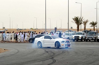 جانب من استعراض (حفلات التفحيط)