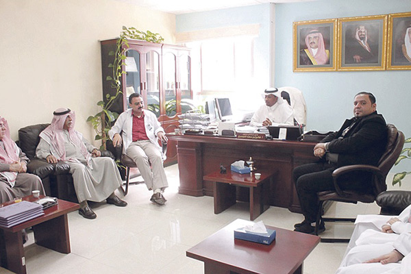وفد الأهالي مع إدارة المستشفى