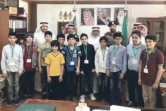 الطلاب ومرافقوهم مع مسؤولي الدفاع المدني