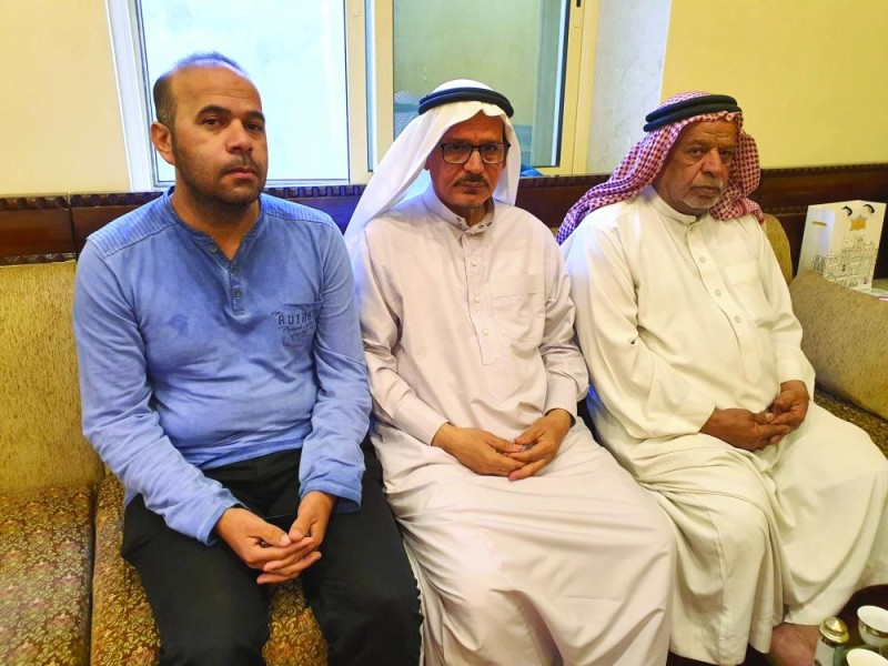 أفراد من عائلة الحرابة في منزل الخنيزي لتهنئتهم بعودة موسى